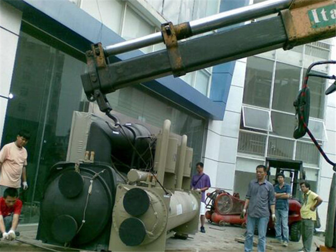 吉县随车吊和汽车吊的核心区别是什么？哪种更省钱？